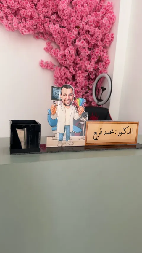 ستاند كاريكاتيري اكريلك مع علبة اقلام